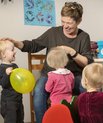 Dagplejer, der leger med børn i Fredensborg dagpleje
