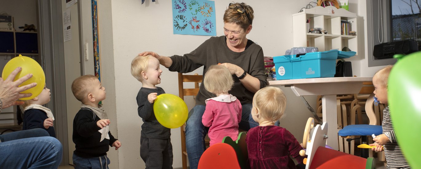 Dagplejer, der leger med børn i Fredensborg dagpleje