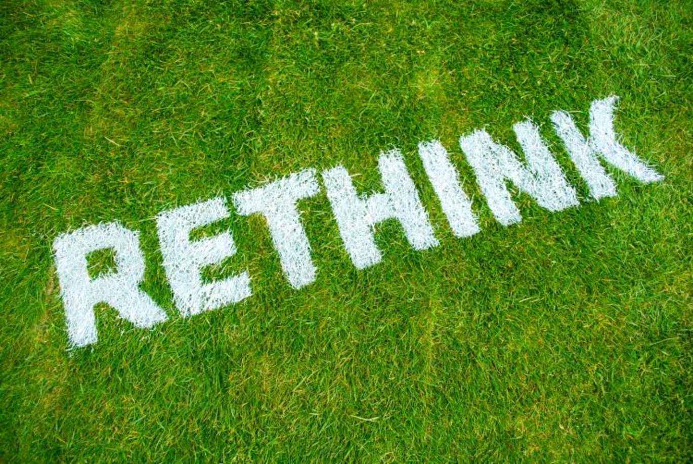 [Translate to English:] Image of green grass with "Rethink" written over.