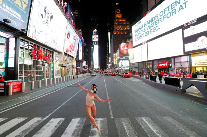 Balletdanseren Ashlee Montague danser iført gasmaske på Times Square i New York under coronakrisen.
